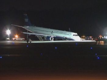 US Airways flight makes emergency landing without nose gear