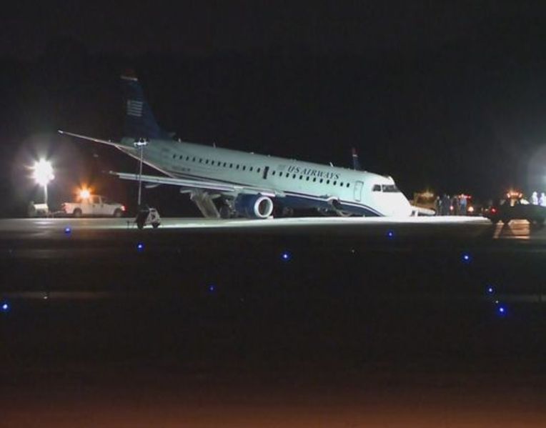 US Airways flight makes emergency landing without nose gear (VIDEO)
