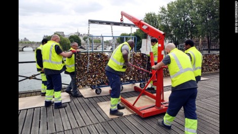 Love locks now banned on the Pont des Arts bridge in Paris