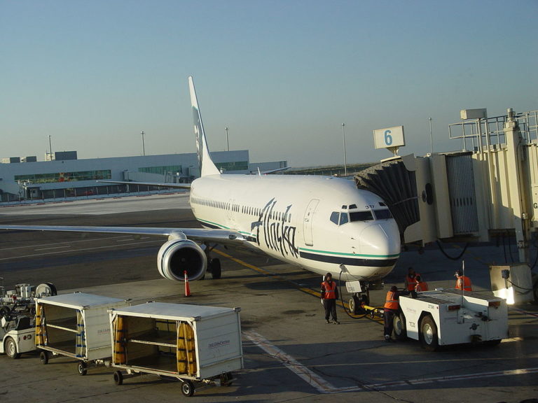 Alaska Airlines Offers New In-Flight Amenities, Including Free Messaging