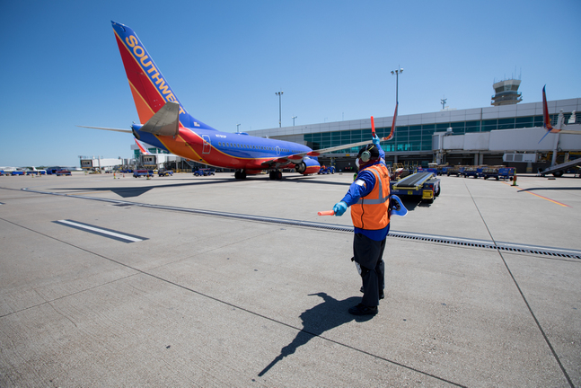Southwest Ground Crew Show Passengers LUV, Thank Them For Flying